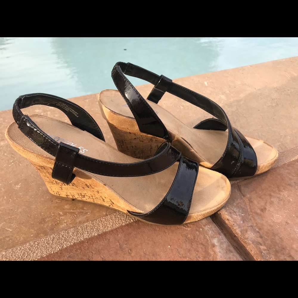 Black Aerosoles Wedge with cork detail.